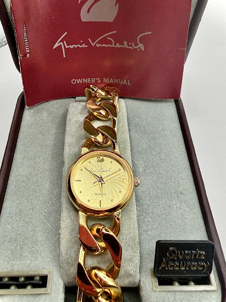 Gloria Vanderbilt Nwt Womens Gold Bracelet Watch 22mm